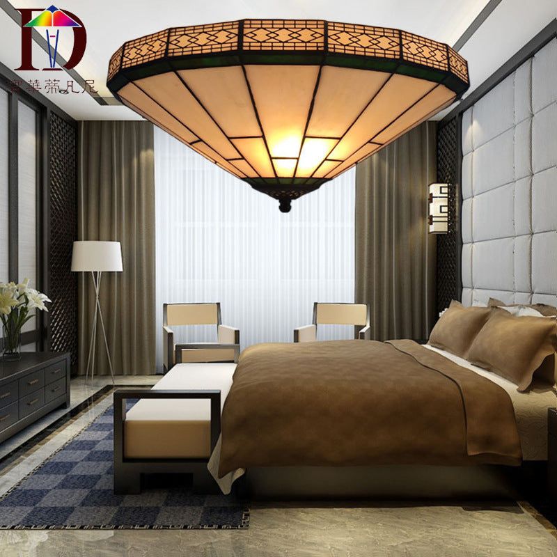 Traditional Tiffany Conical Diamond Glass 3-light Flush Mount Ceiling Light for Living Room