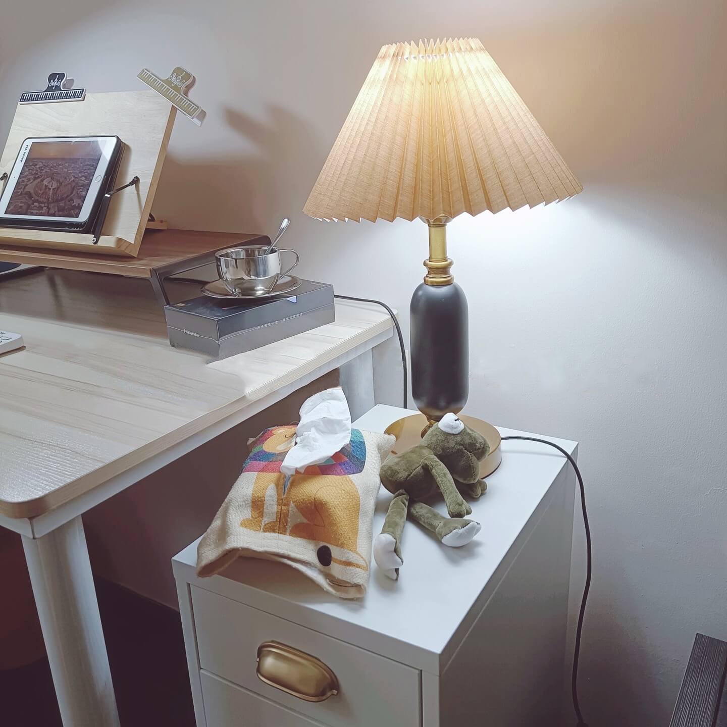 Retro Pleated Shade Column Base 1-Light Table Lamp Lumendat