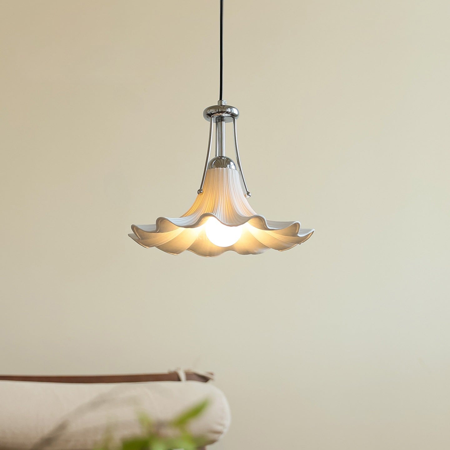 Contemporary Scandinavian Magnolia Flower Hardware Ceramic 1-Light Pendant Light For Living Room