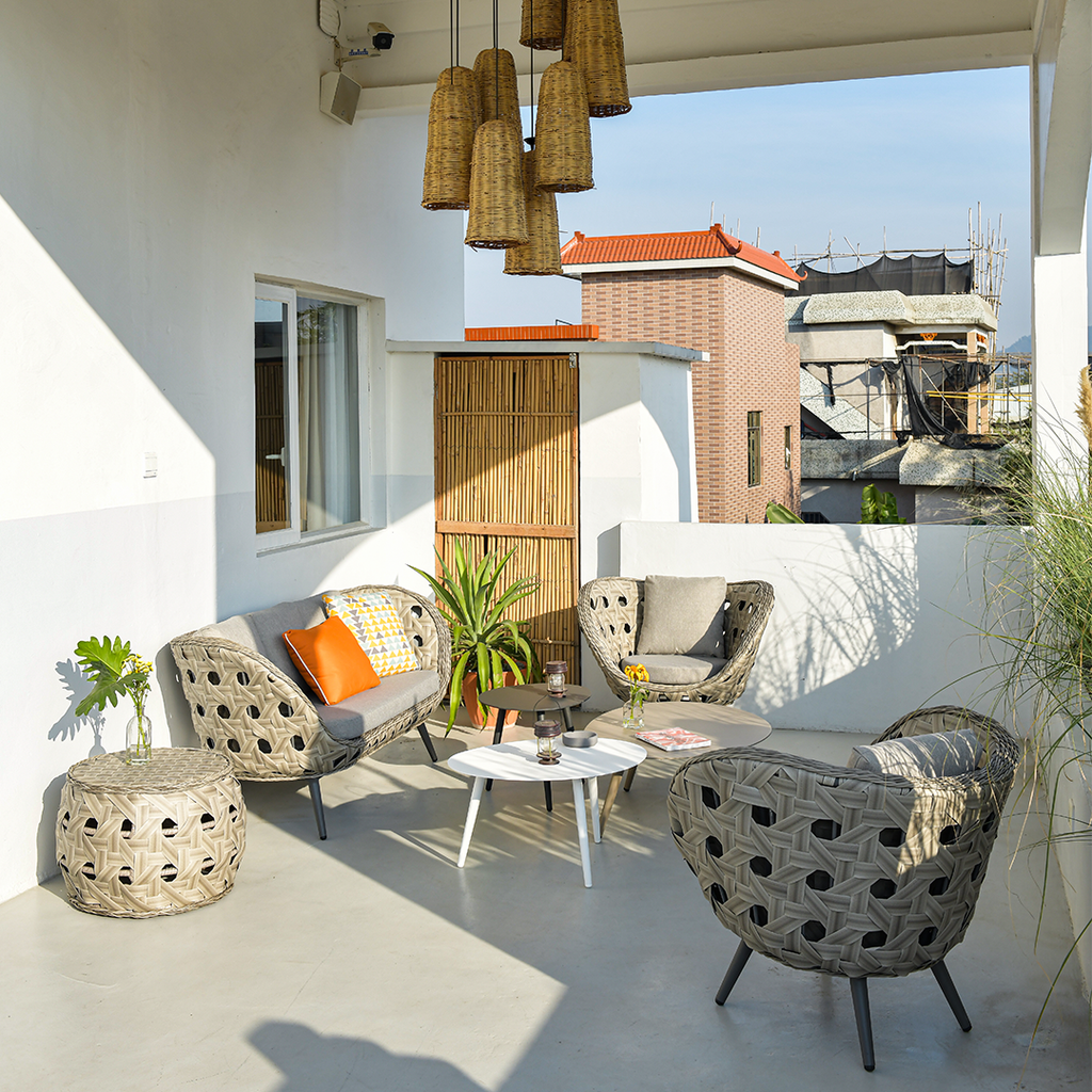 Contemporary Aluminum Outdoor Table - Tempered Glass Surface Coffee Table For Outdoor Patio Lumendat