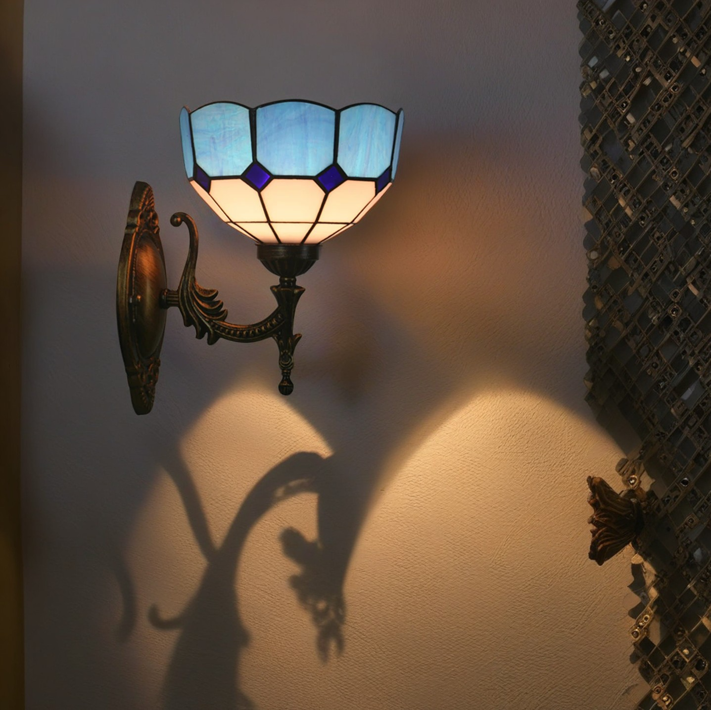 Traditional Tiffany Half Circle Alloy Iron 1-Light Wall Sconce Lamp For Bedroom
